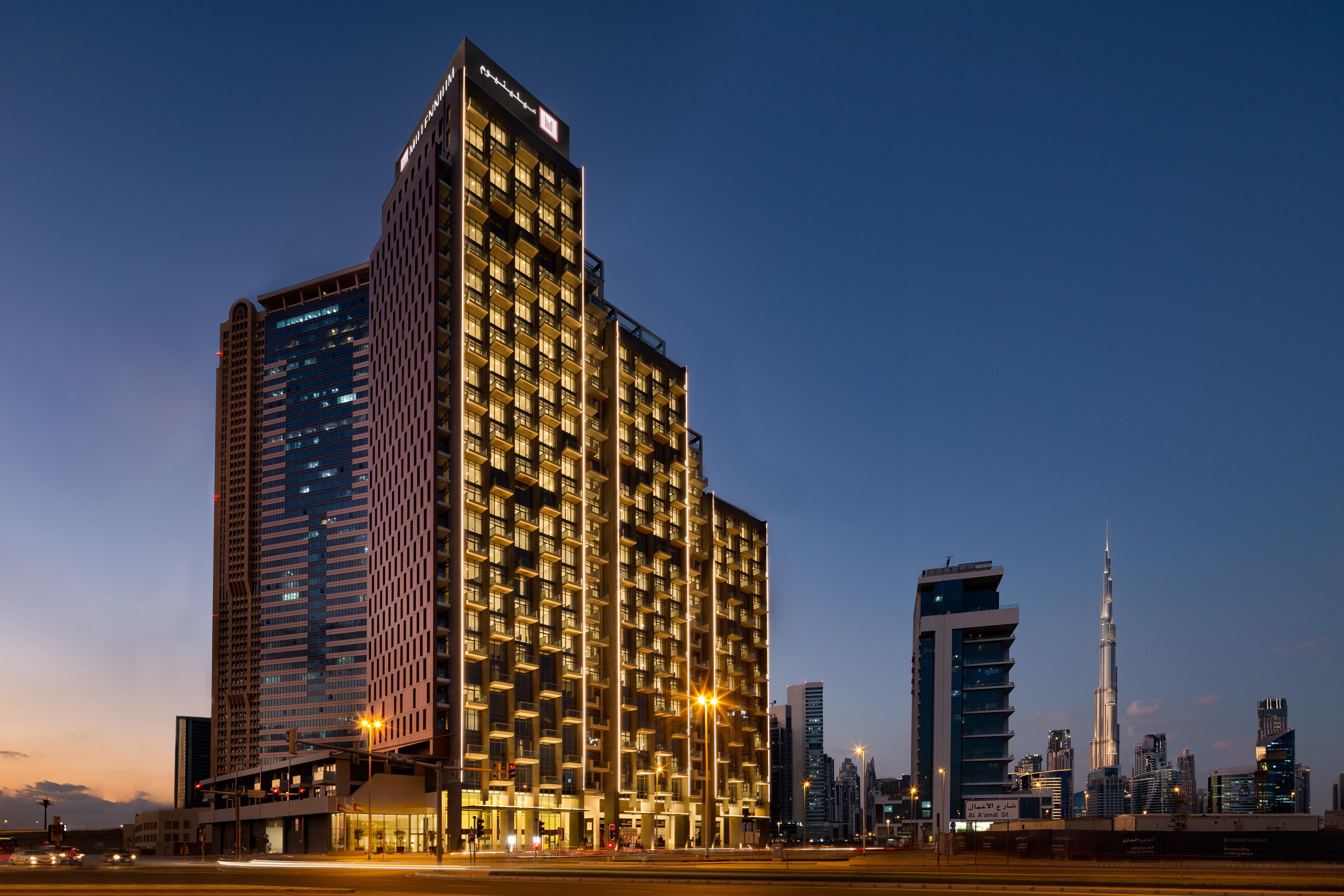 Millennium Atria Business Bay Aparthotel Dubai Ngoại thất bức ảnh The hotel at night
