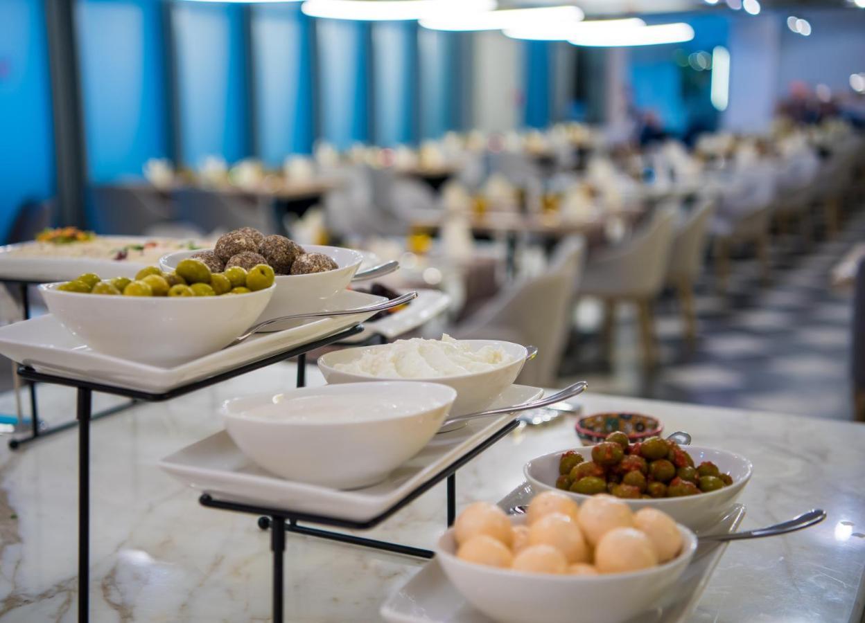 Millennium Atria Business Bay Aparthotel Dubai Ngoại thất bức ảnh A buffet at a hotel